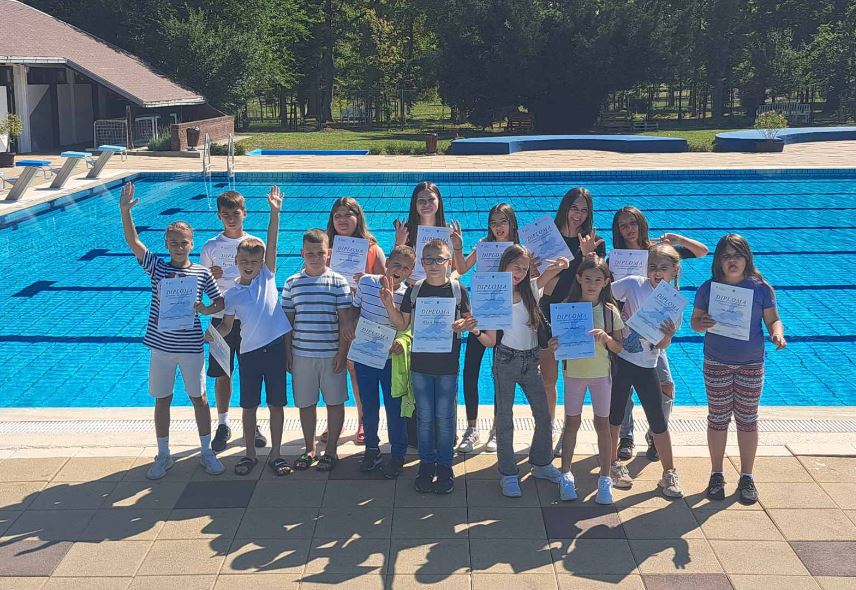 Dodjelom diploma u Lipiku završila besplatna škola plivanja